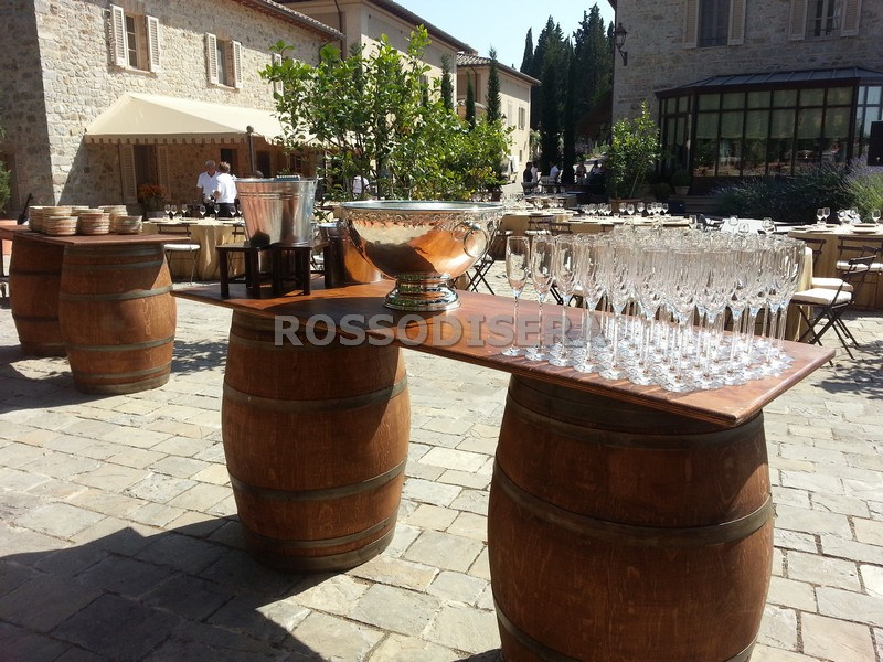 Noleggio Tavolo Buffet Country con botti a Milano